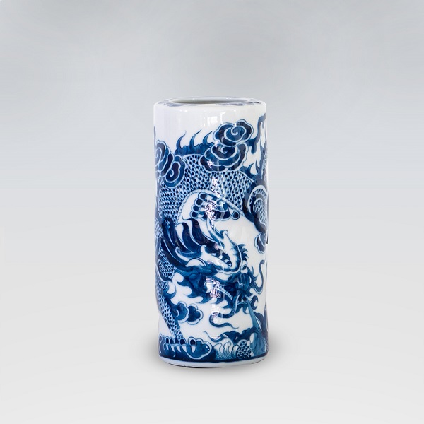 Ống hương dùng để trang trí và là cầu nối hai cực âm - dương, kết nối giữa những người đang còn sống với người thân ở thế giới bên kia