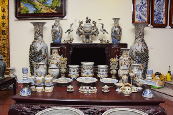 Lọ cắm hoa có thể trang trí hoa giả hoặc hoa tươi tùy gia chủ