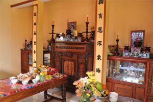 Bàn thờ gia tiên phải được làm từ gỗ mới, không nứt nẻ và trầy xước