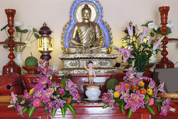 Bàn thờ Phật cần được bài trí trang nghiêm để thể hiện lòng thành kính