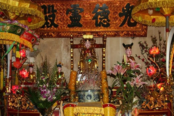 Bàn thờ Quan Thần Linh Thổ Công