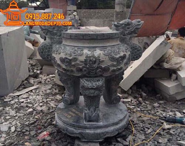 Lư hương đá được dùng để thắp hương, thờ cúng tổ tiên